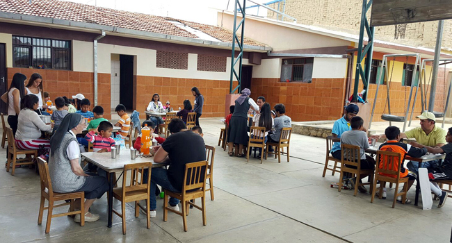 Desayuno en el proyecto de Beneficiencia en Orfanato Arani - Bolivia